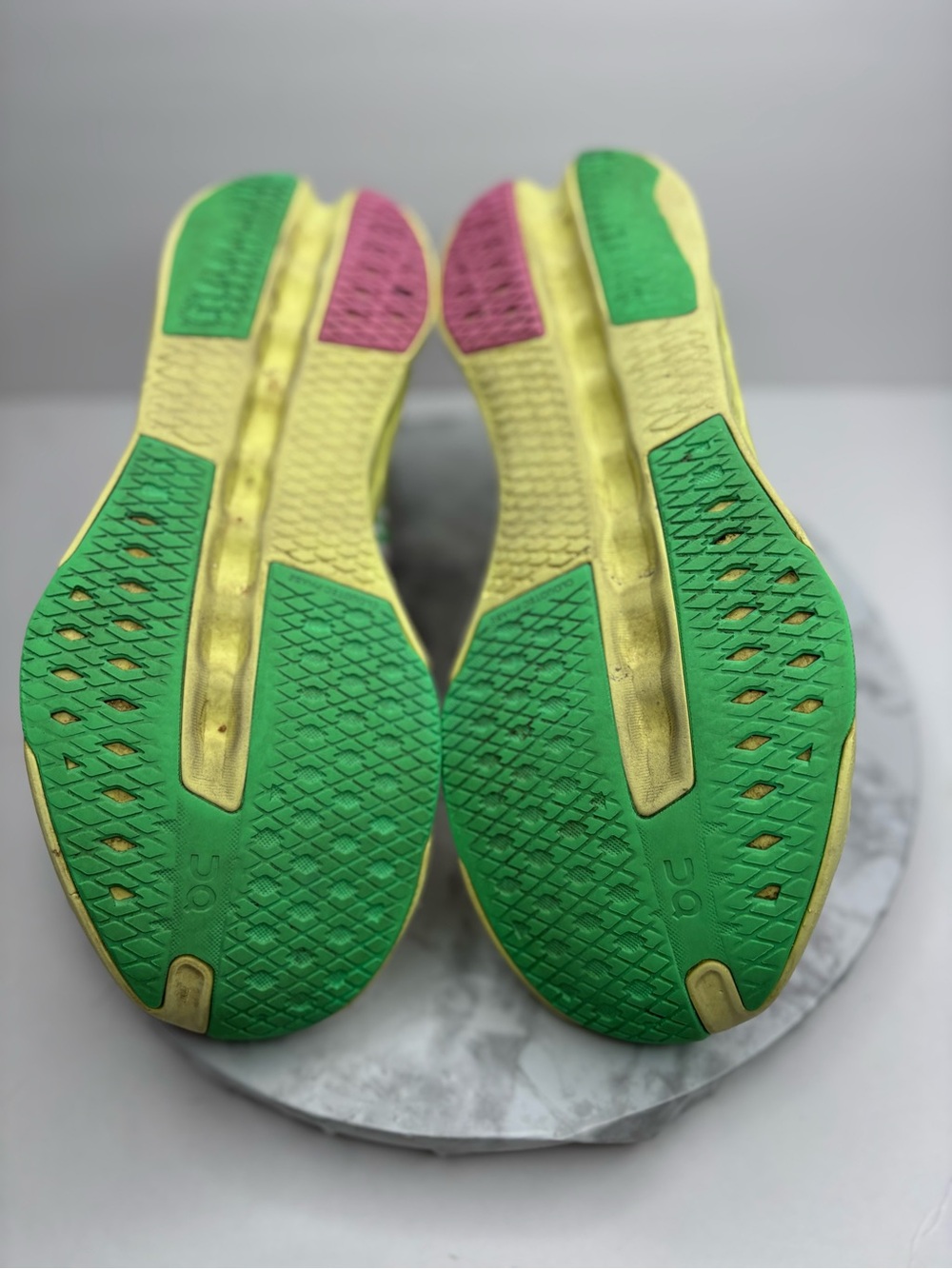 Size 8- On Women's Cloudsurfer Next running shoes in the bright Pink / Limelight - Picture 6 of 8